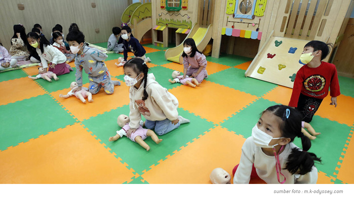  Anak-anak Korea Selatan Berlatih CPR